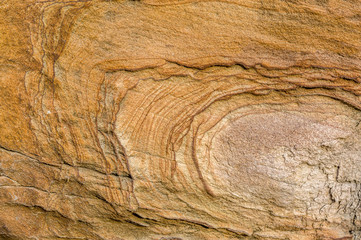 Sandsteinmauer, Sandstein mit künstlerischen Mustern Schraffuren Reliefartigen Formen auf der Oberfläche, Detailaufnahme