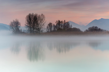 Akìlba sul fiume con nebbia, Lombardia, Italia
