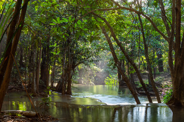 Obraz premium Waterfall flowing from the mountains at Huay Mae khamin waterfall National Park ,Kanchana buri in Thailand.