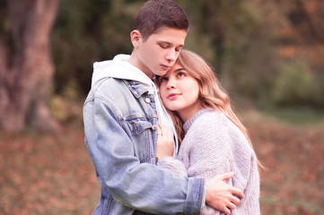 Fototapeta premium Miłość nastoletnia para trzymając się na zewnątrz. Walentynki.