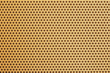 Nahaufnahme (Makro) eines gelben Lochbleches mit Seitenverhältnis 3:2