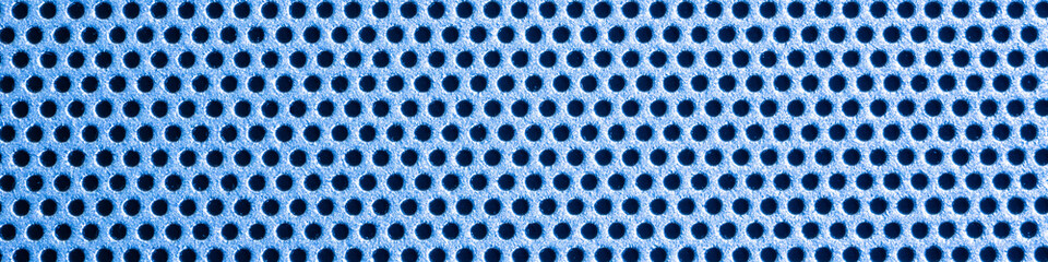 Nahaufnahme (Makro) eines blauen Lochbleches mit Seitenverhältnis 4:1