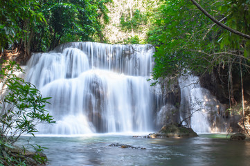 Obraz premium Waterfall flowing from the mountains at Huay Mae khamin waterfall National Park ,Kanchana buri in Thailand.