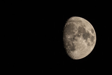 Der Mond mit goldenem Henkel
