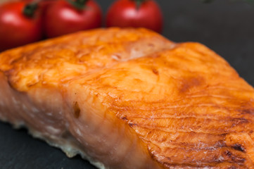 Flammlachs mit Tomaten