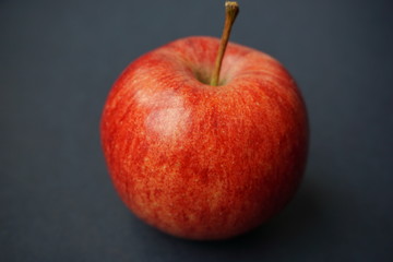 roter Bio Apfel vor schwarzen Hintergrund