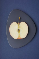 Apfelquerschnitt auf schwarzen Designteller