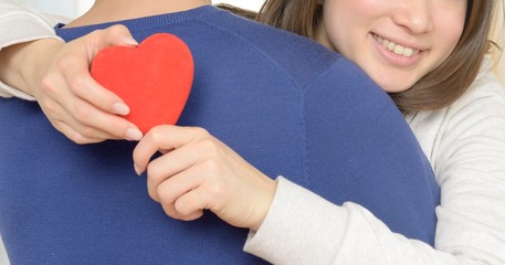 彼氏に抱きつく女性