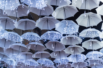 Obraz premium White umbrellas iluminated by Christmas lights
