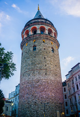 Obraz premium Galata Tower at purple night. Historical building or structure in Istanbul, Turkey. Beautiful view of old Galata Tower in twilight. One of the most famous and top rated tourist attraction in Istanbul.