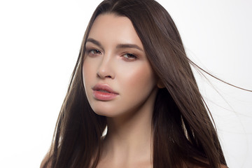 Naklejka premium Zbliżenie portret kobieta z rozwijać prostego włosy. Słodka czuła młoda dziewczyna brunetka. Naturalna szminka, przezroczysta, czysta skóra. Naturalne kosmetyki do pielęgnacji skóry w salonie spa lub kosmetologii.