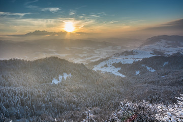 Zachód słońca nad Tatrami widziany z Wysokiej w Pieninach.
