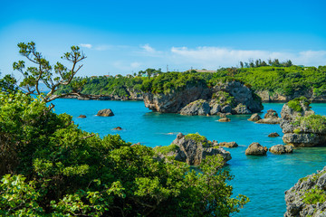 沖縄の海と岩