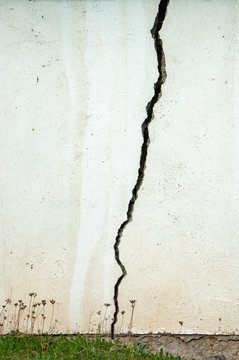 Fissure dans un mur blanc