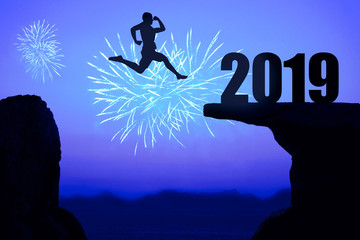 Blaue Nacht mit Silvesterfeuerwerk und Jahr 2019 Silhouette und Läufer