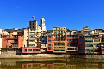 Fototapeta na wymiar colorful houses facing the river Onyar and Catathedral, Girona, Catalonia, Spain
