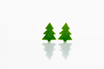 Obraz premium Zwei grüne Weihnachtsbäume abstrakt, isoliert und mit Spiegelung. 