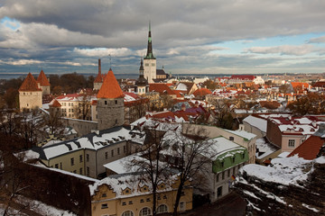 Obraz premium View of the old town of Tallinn in winter from above. Estonia