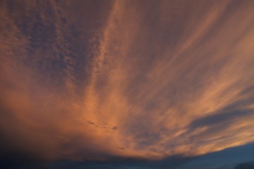 atardecer nublado  colores pastel 