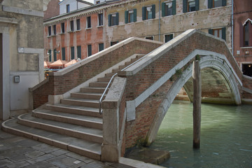 Eine von vielen Brücken in Venedig am Mittag