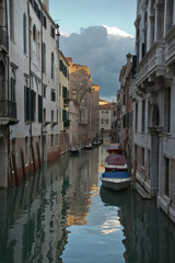Fototapeta na wymiar Wohnen am Kanal in Venedig