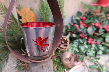 Rote Weihnachtsdekoration mit Engel