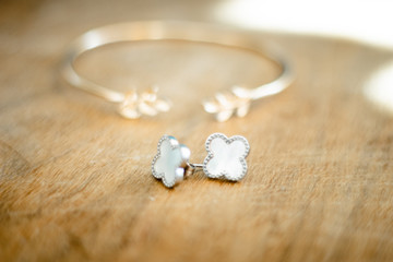 Boucles d'oreilles et anneau