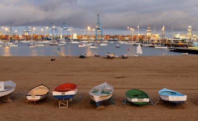 Playa con botes