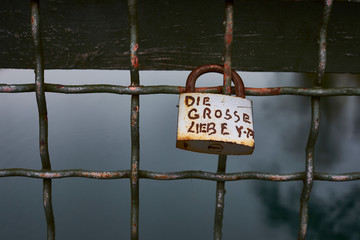 Sogenanntes Liebesschloss mit Inschrift »Die grosse Liebe«