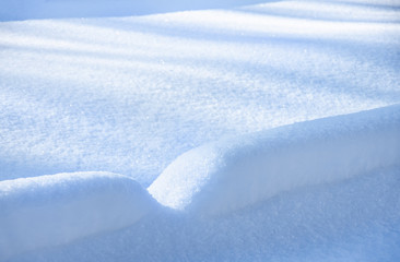 Obraz na płótnie Canvas snowdrift of snow in the winter park, winter background