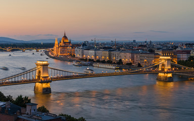 Fototapeta na wymiar Budapest - Kettenbrücke und Parlamentsgebäude bei Sonnenuntergang