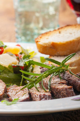 Scheiben von einem Steak auf frischem Salat