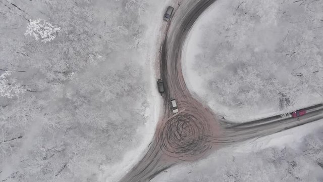 Autos auf einer rutschigen Strasse im Winter bei Schnee, Luftaufnahme