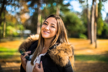 Photographing a girl during autumn with a blurred background