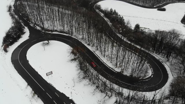 Stra&szlig;e im Winter in den Bergen von oben