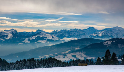 Stimmungsvolle Landschaft mit Schweizer Alpen
