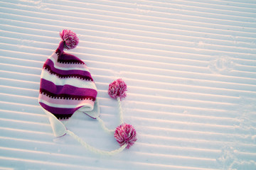 berretto di lana sulla neve