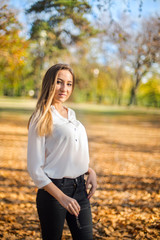 Photographing a girl during autumn with a blurred background