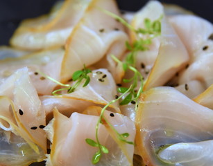 Leckeres Heilbutt-Carpaccio mit Sesam und Sprossen garniert