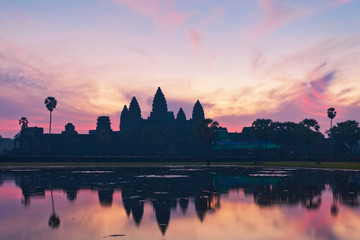 Fototapeta na wymiar sunrise at angkor wat temple