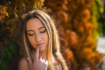 Photographing a girl during autumn with a blurred background