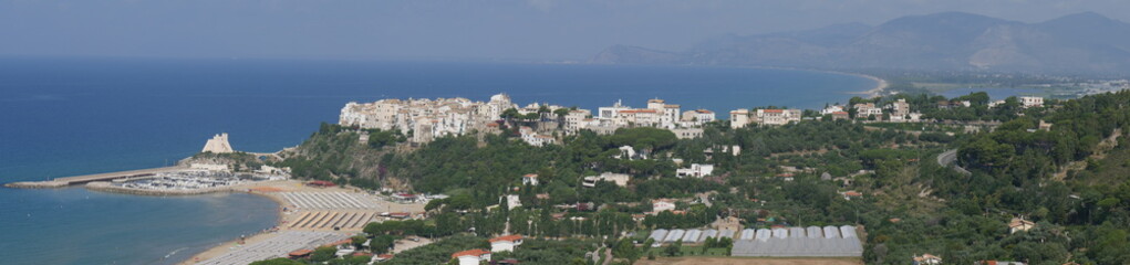 Fototapeta na wymiar Sperlonga - panorama della spiaggia di levante e della Riviera di Ulisse