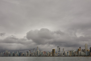 Fototapeta na wymiar Dunkle Wolken über der Strandresort Balneario Camboriu