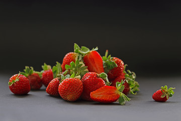 Siyah zemin üzerinde taze çilekler 