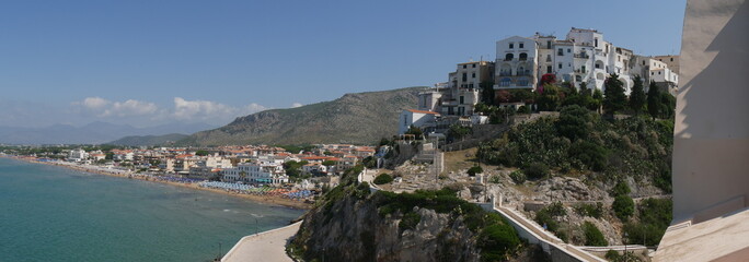 Sperlonga - panorama del pittoresco borgo marinaro arroccato sul Monte San Magno 