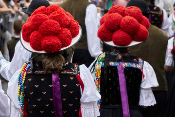 Frauen in Schwarzwälder Tracht mit Bollenhut beim Umzug des Oktoberfestes in Blumenau