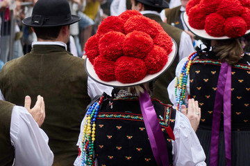 Frau in Schwarzwälder Tracht mit Bollenhut beim Umzug des Oktoberfestes in Blumenau