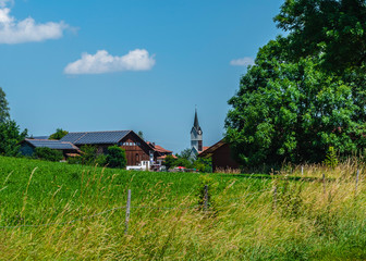 Fototapeta na wymiar Dorf mit Kirchturm im Allgäu Bayern Deutschland