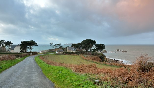 Sur la route menant &agrave; Port Le Goff &agrave; Tr&eacute;vou-Tr&eacute;guignec en Bretagne