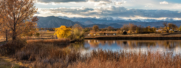 Naklejka premium Stearns Lake Mountain Reflections